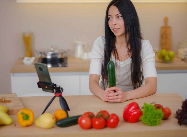 How Can a Glasgow Cafe Utilize Influencer Partnerships to Increase Foot Traffic?